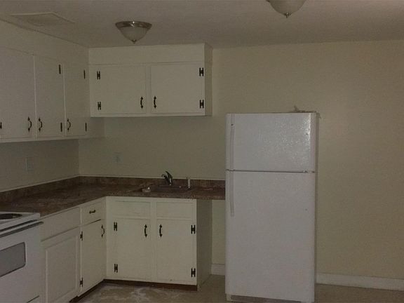 2nd image of 44 Silver Ln APT 7