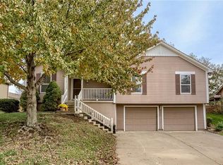 2216 NE Summerfield Dr, Blue Springs, MO 64029