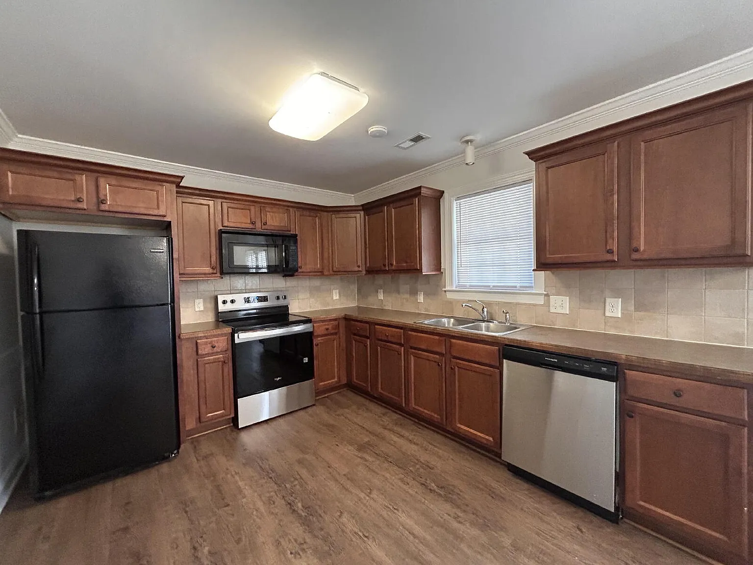 3 bed, 2.5 bath, 1716 sqft, $1,625 — Photo 3