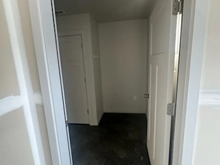670 Tinley St — Photo 2