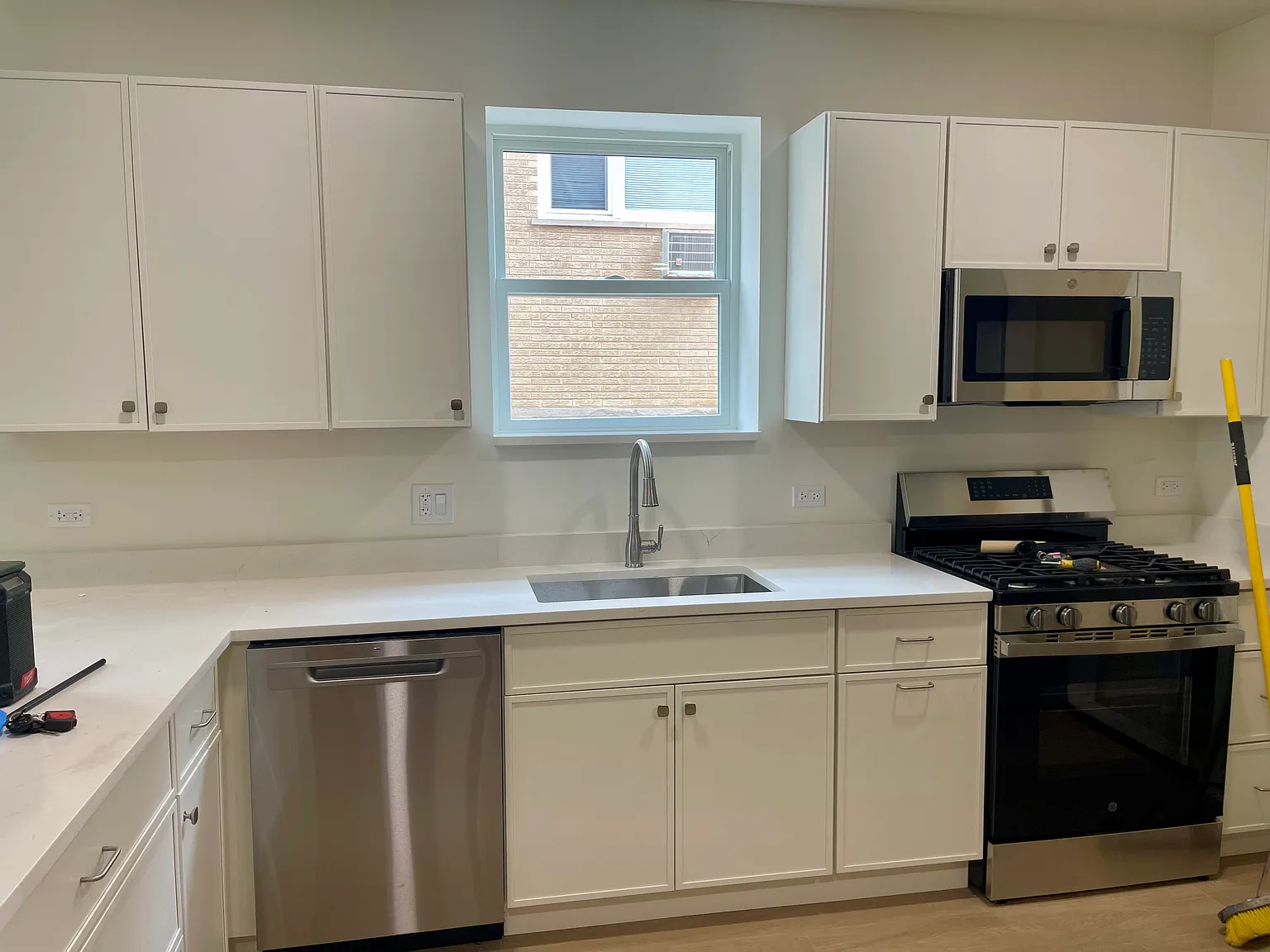 3 bed, 1200 sqft, $2,400 — Photo 2