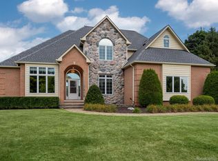 2901 Dana Pointe Dr, Pinckney, MI