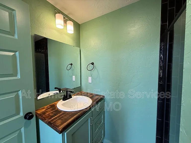 320 W Walnut St #201 — Photo 4