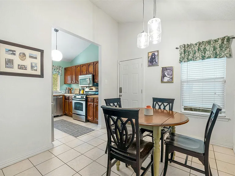 2523 E Stassney Ln — Photo 6