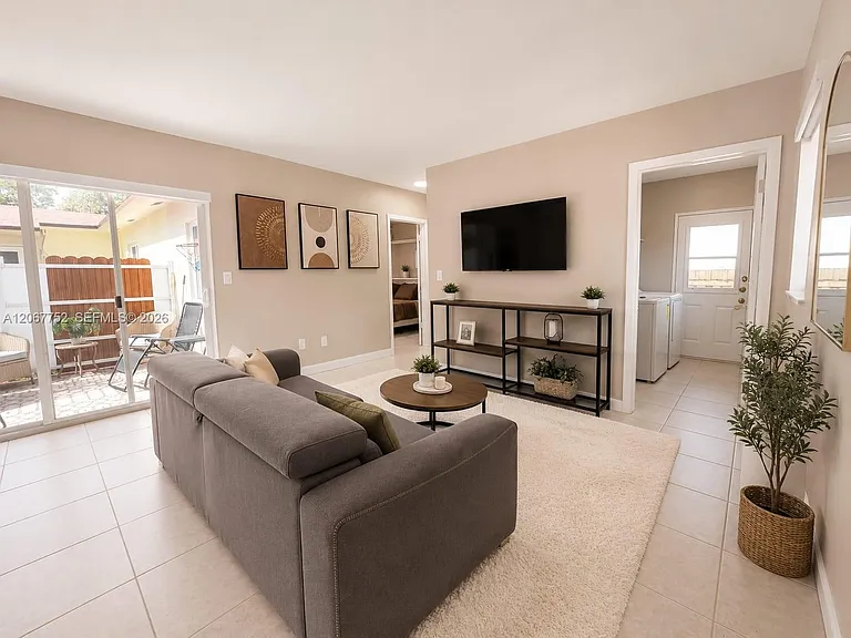 31 SW 8th St #1 — Photo 2