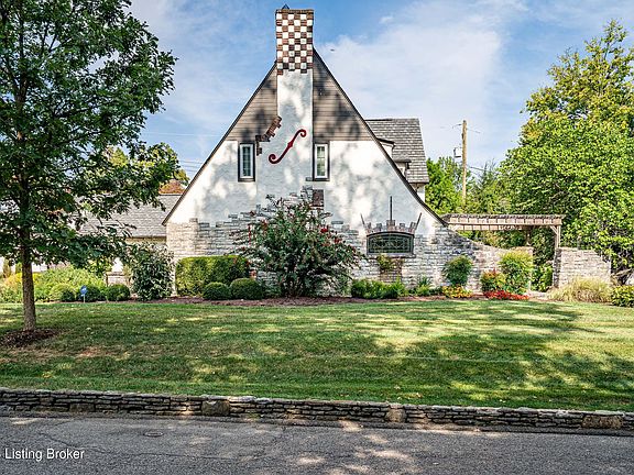 2nd image of 2323 Woodford Pl