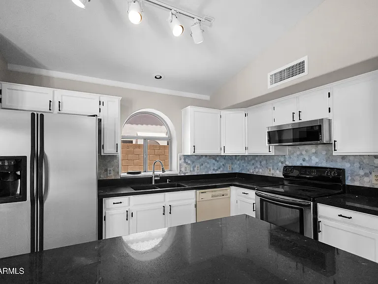 1214 E Beverly Ln — Photo 11