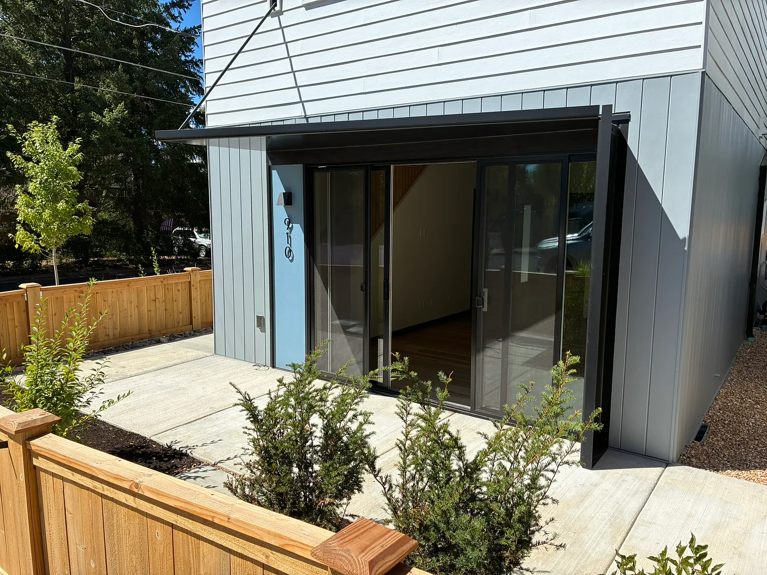 910 NE Norton Ave — Photo 2