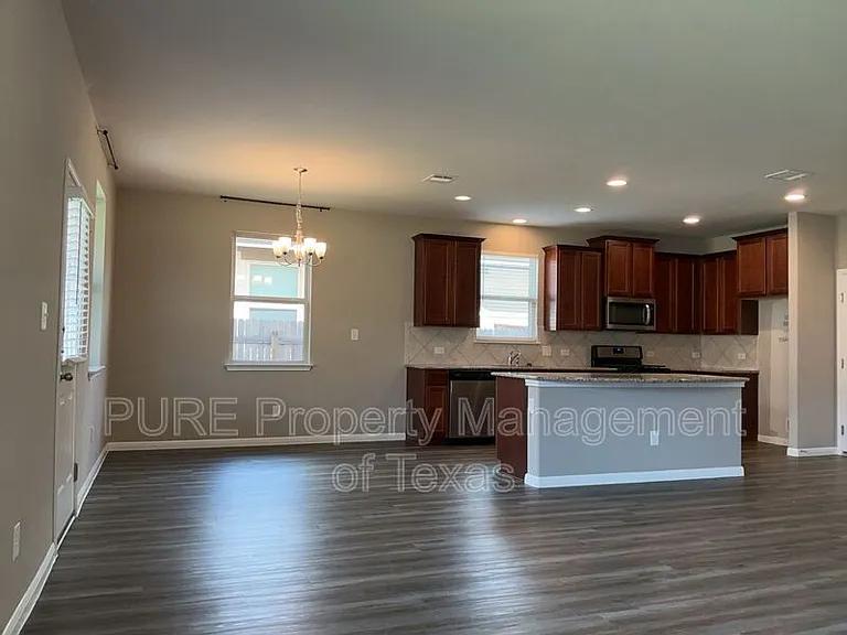 140 Earl Keen St — Photo 4