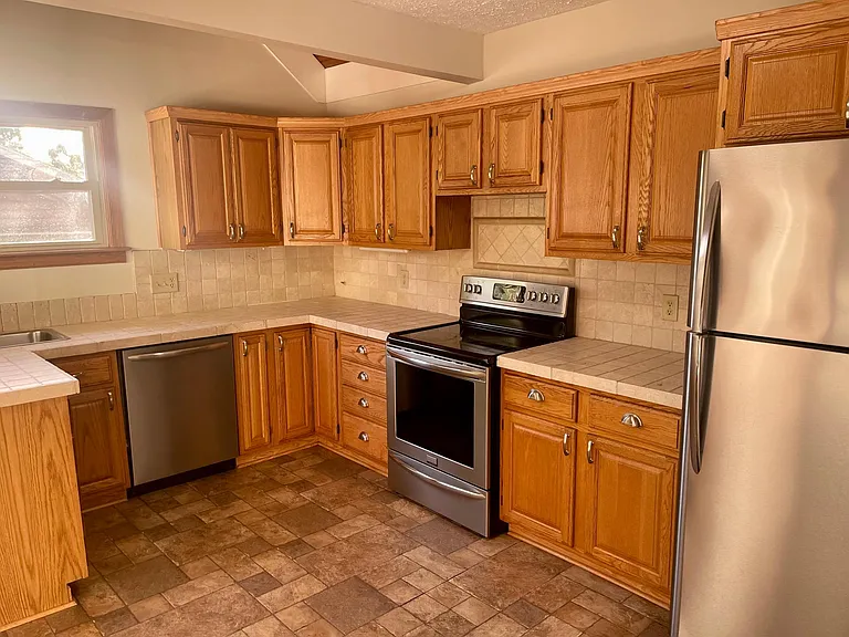 423 Summit St — Photo 2