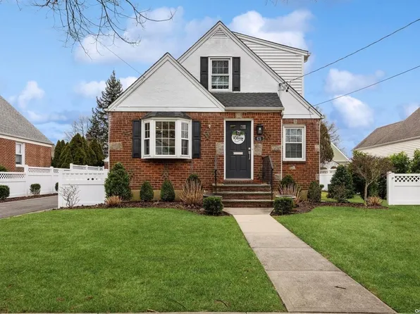 675 2nd Place, Garden City South, NY 11530