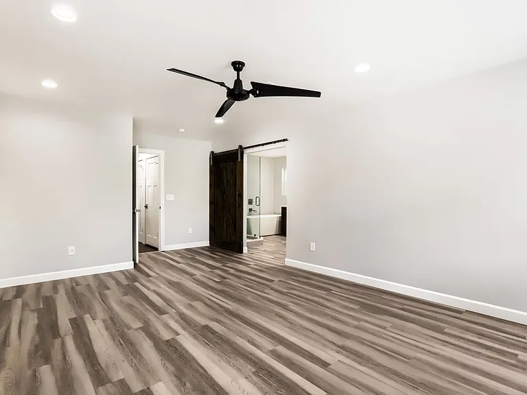 Primer bedroom entry