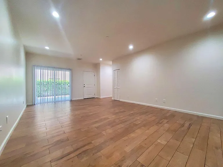 12550 Laurel St — Photo 2