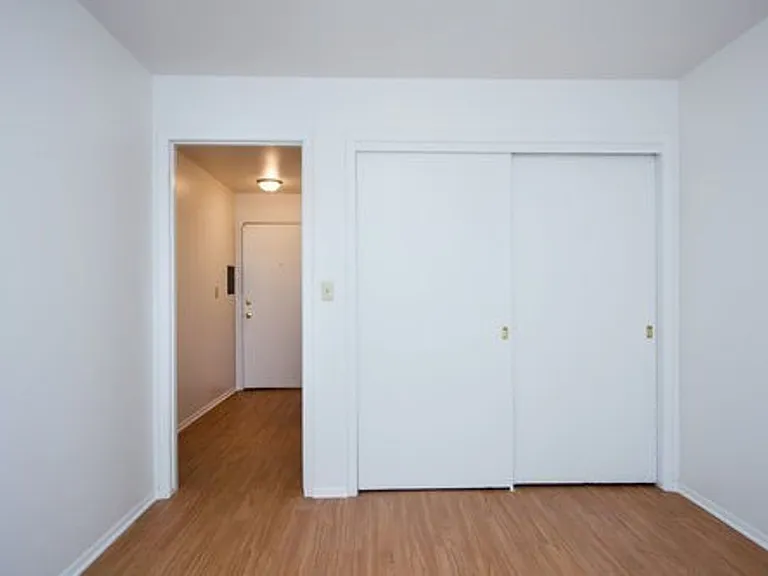 2400 Northwestern Ave — Photo 18