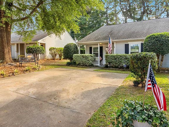 2nd image of 15 Sweetbriar Ln