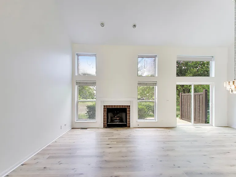 312 E Tall Oaks Ln — Photo 9