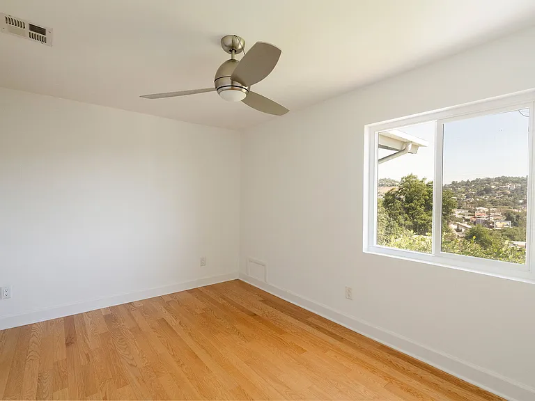 339 Isabel St — Photo 26