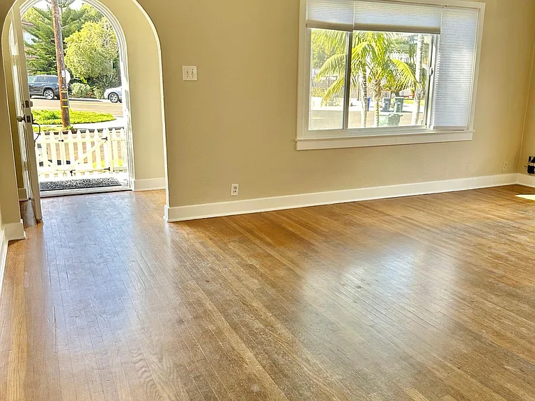 242 N Sierra Ave — Photo 5