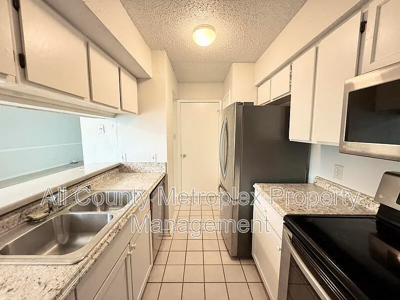1 bed, 1.0 bath, 779 sqft, $925 — Photo 4