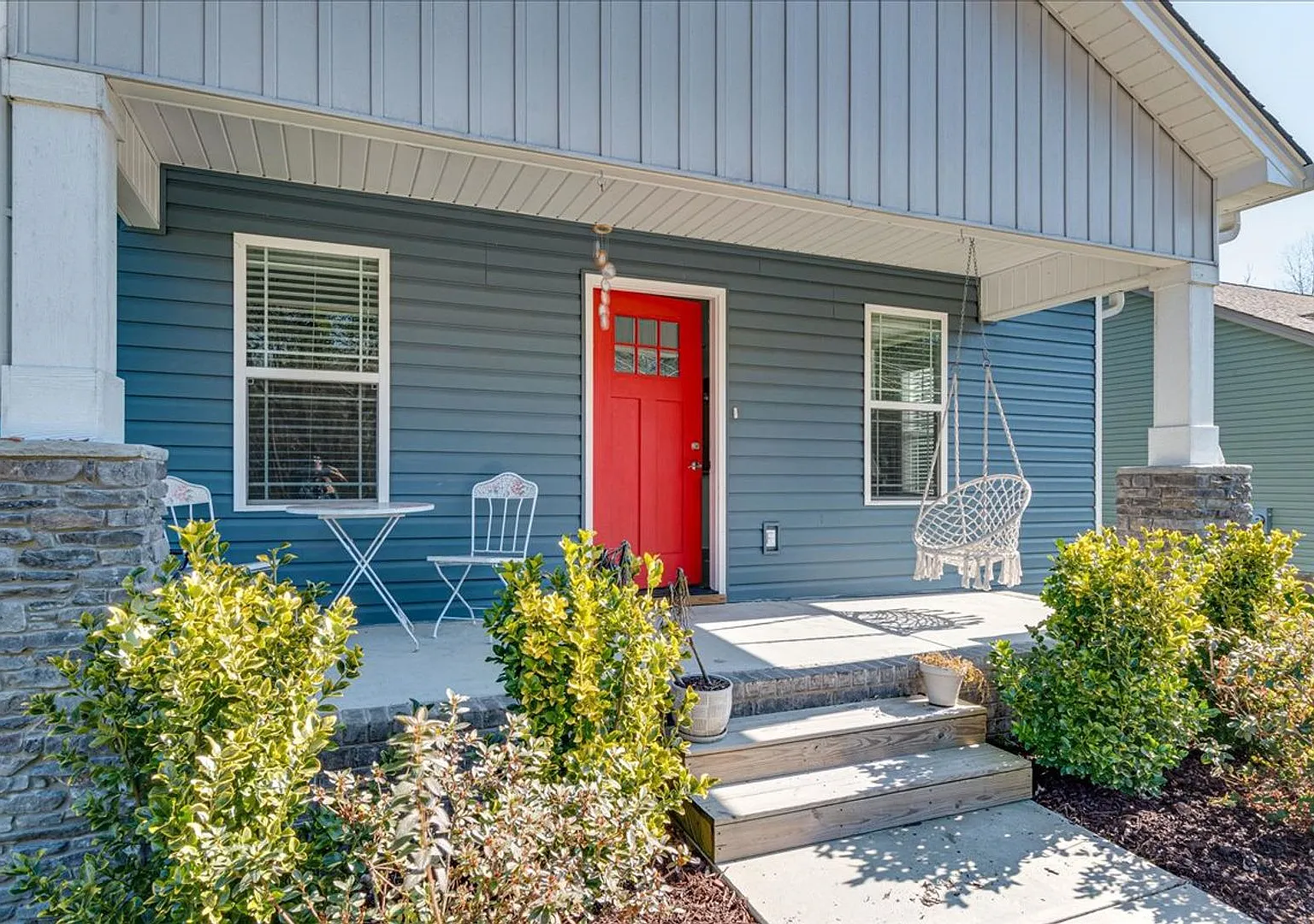 $500 Off First Month! Beautiful 3 Bedroom Home on a Corner Lot with Modern Upgrades! — Photo 2