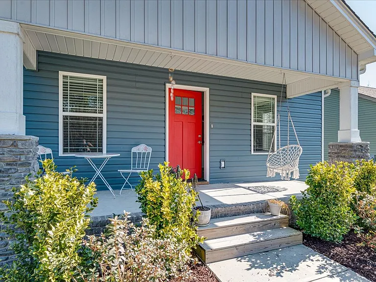 1109 Pond St SE — Photo 2