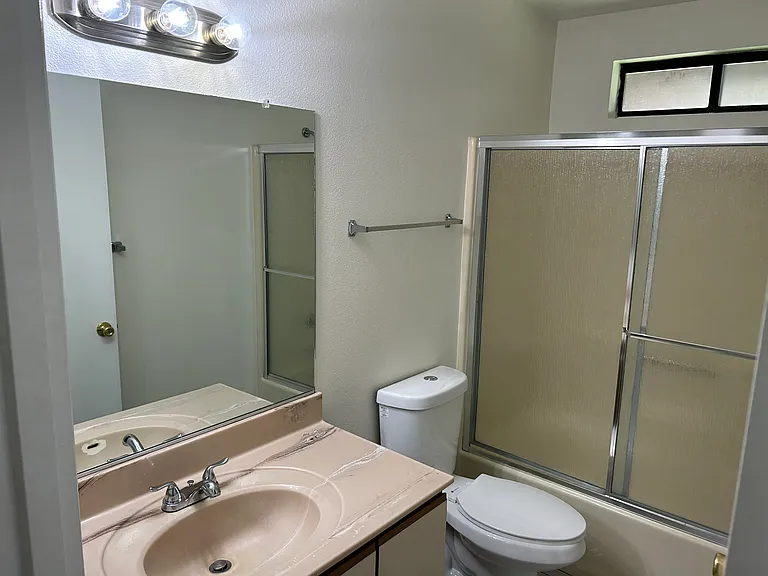 724 N Florence St #D — Photo 16