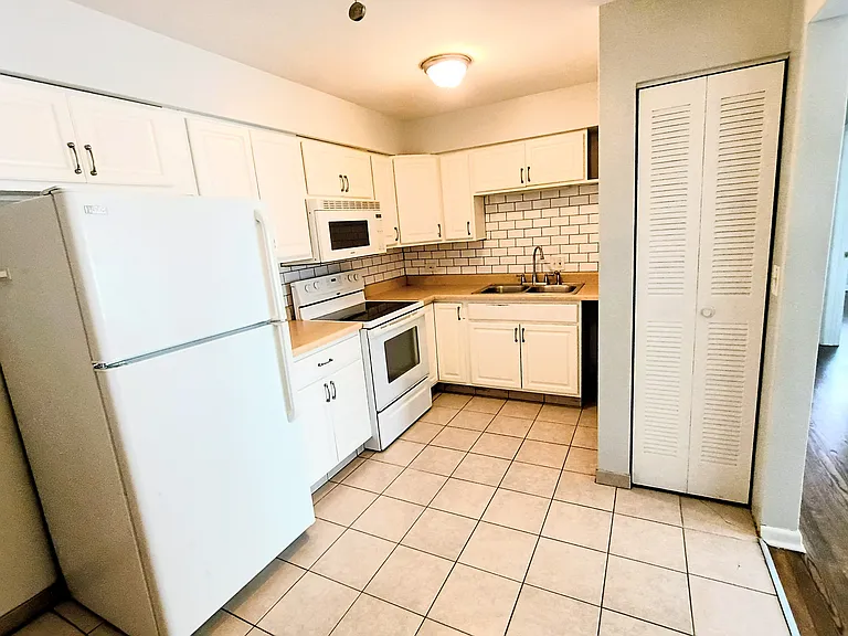 5811 Rose Ave #6 — Photo 3