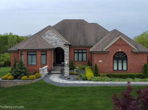 8814 Prestwick Ln, Washington, MI 48095