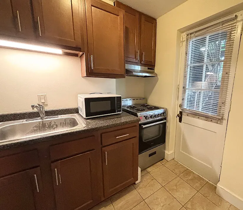 3 bed, 9999 sqft, $2,000 — Photo 3