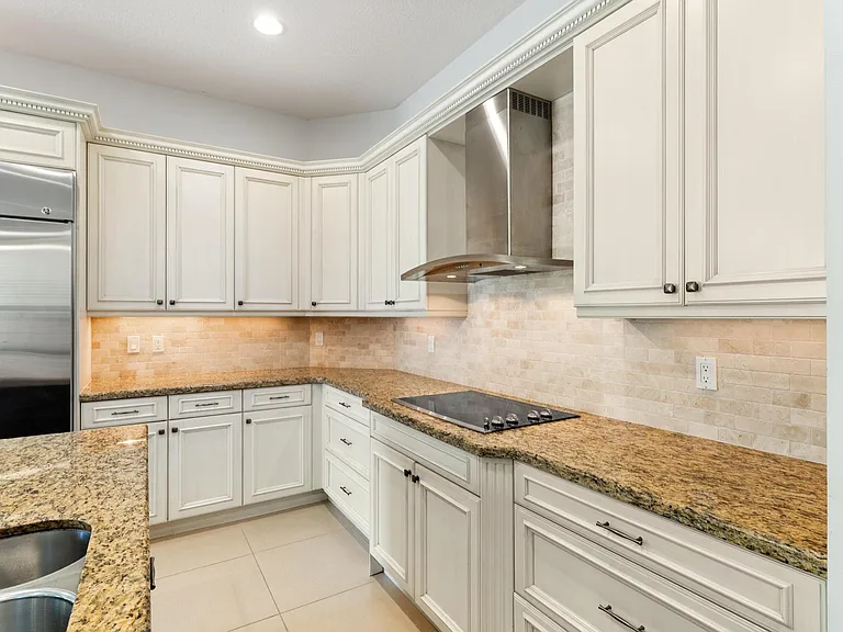 259 SE Calmo Cir — Photo 16