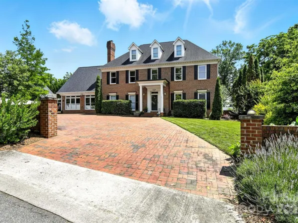 1009 13th Avenue Pl NW, Hickory, NC 28601