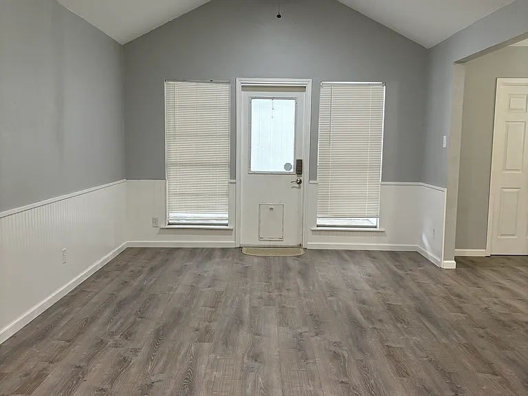 4641 Sheffield Ln — Photo 2