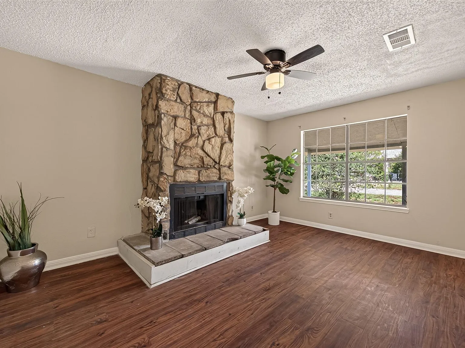 3 bed, 2.0 bath, 1642 sqft, $1,800 — Photo 4