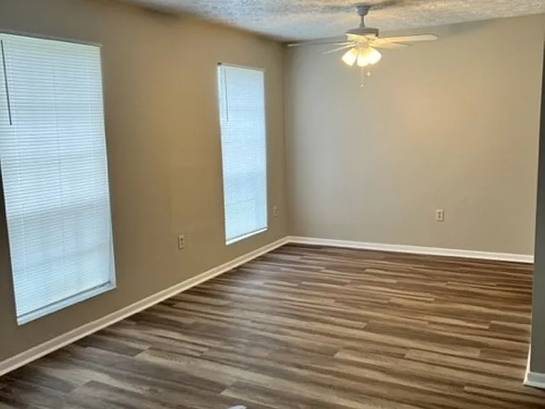 18 Friar Tuck Dr — Photo 2
