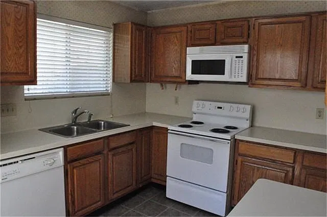 2119 Fountain Dr — Photo 2