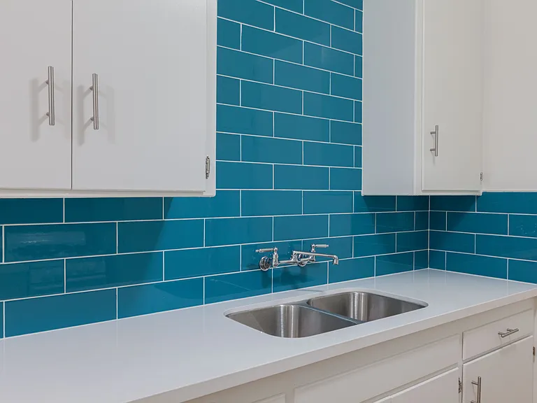 Gayley Manor Apartments — Photo 47