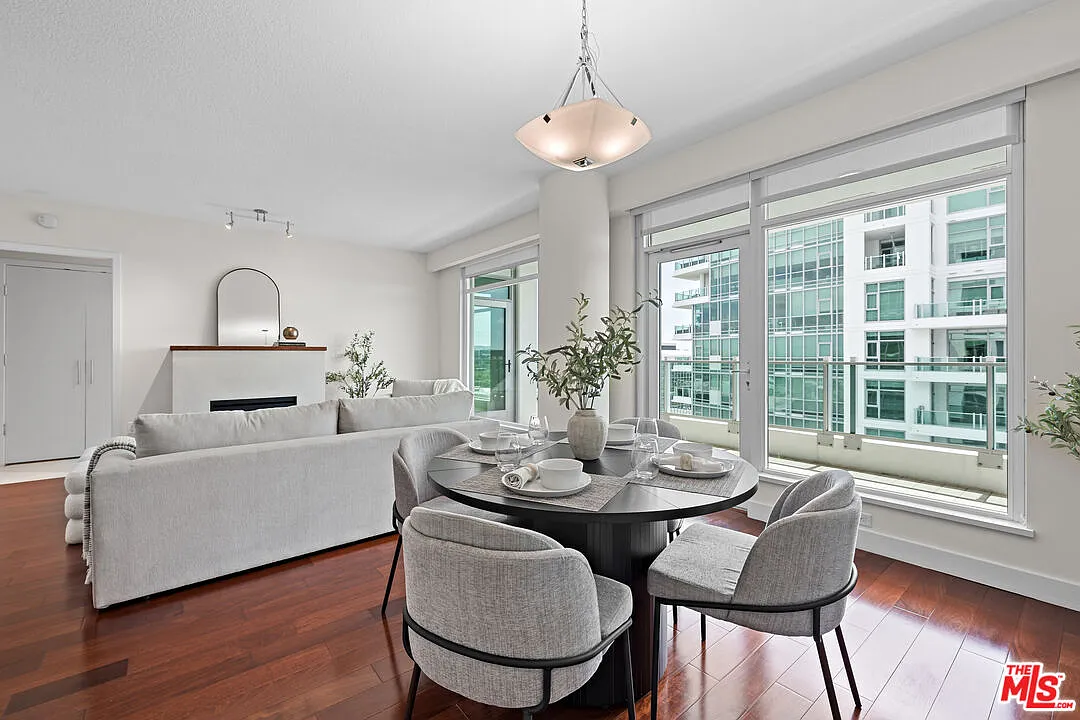 2 bed, 2.0 bath, 1350 sqft, $5,300 — Photo 4