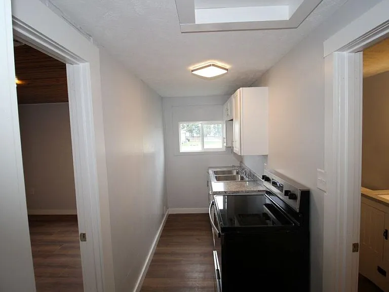1211 E 4th St #17 — Photo 6