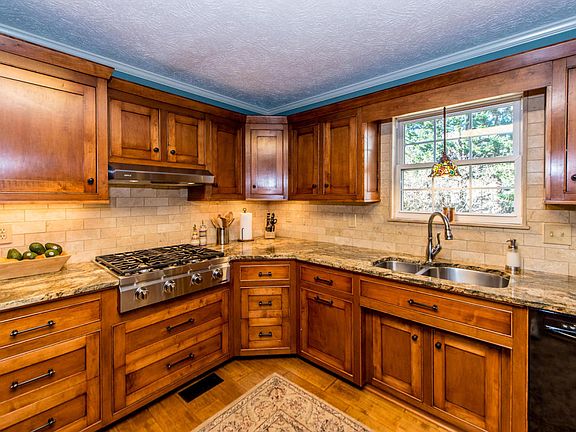 5th image of 825 Westridge Cir