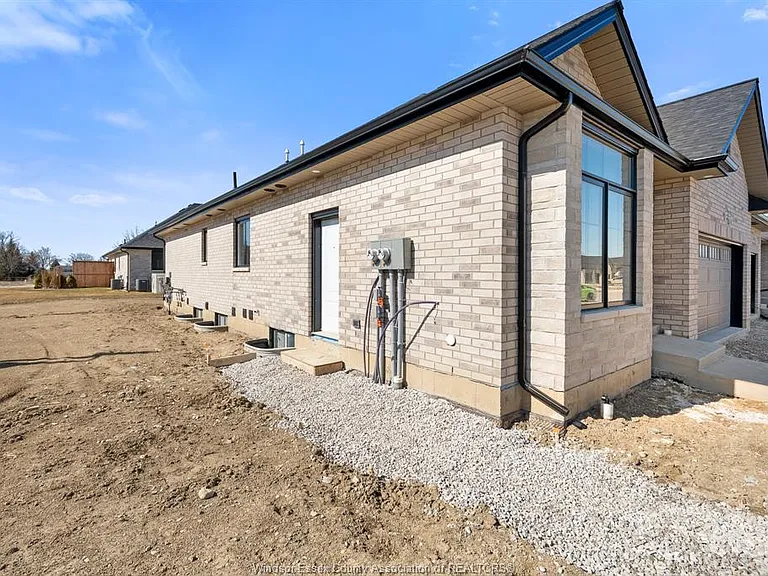 715 Elliot Point Rd #B — Photo 4