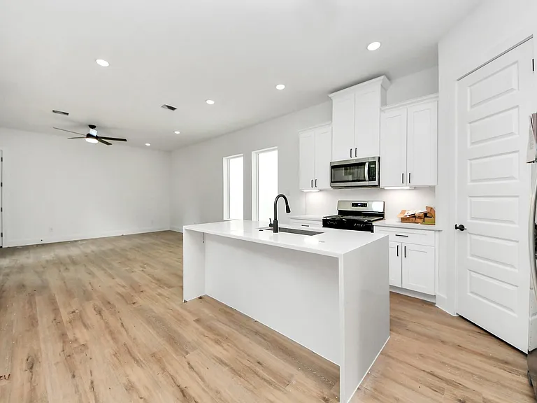 8313 Venus St — Photo 13