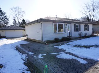 63 Lexington Ave, South Elgin, IL 60177