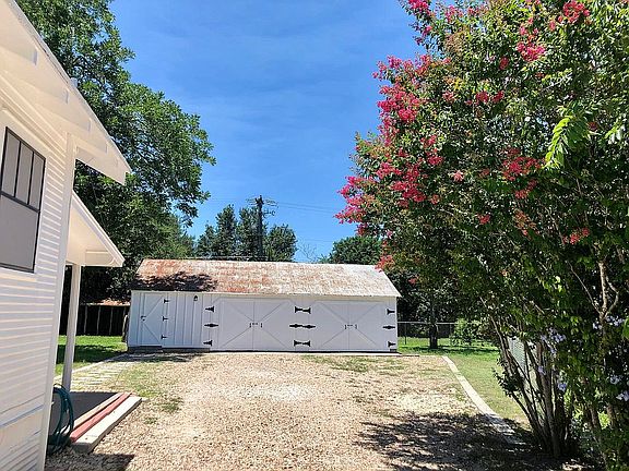 3rd image of 304 N Eugenia St