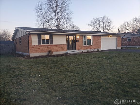 3rd image of 6238 Carriage Dr