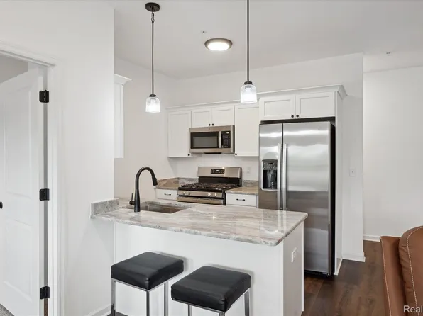 628 Pointe Dr #277, Walled Lake, MI 48390