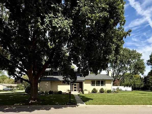 409 Winnebago Dr, Janesville, WI 53545