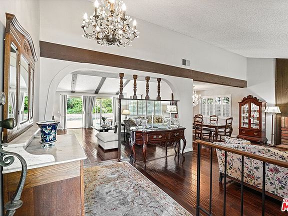 5th image of 10621 Vanalden Ave