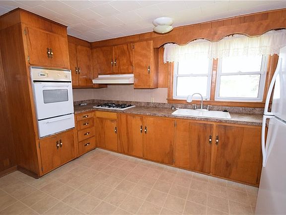 5th image of 653 E Huston St