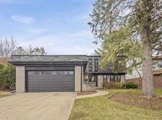 560 Hunter Rd, Wilmette, IL 60091