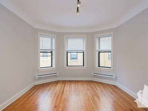 3rd image of 2317 N Rockwell St #D2
